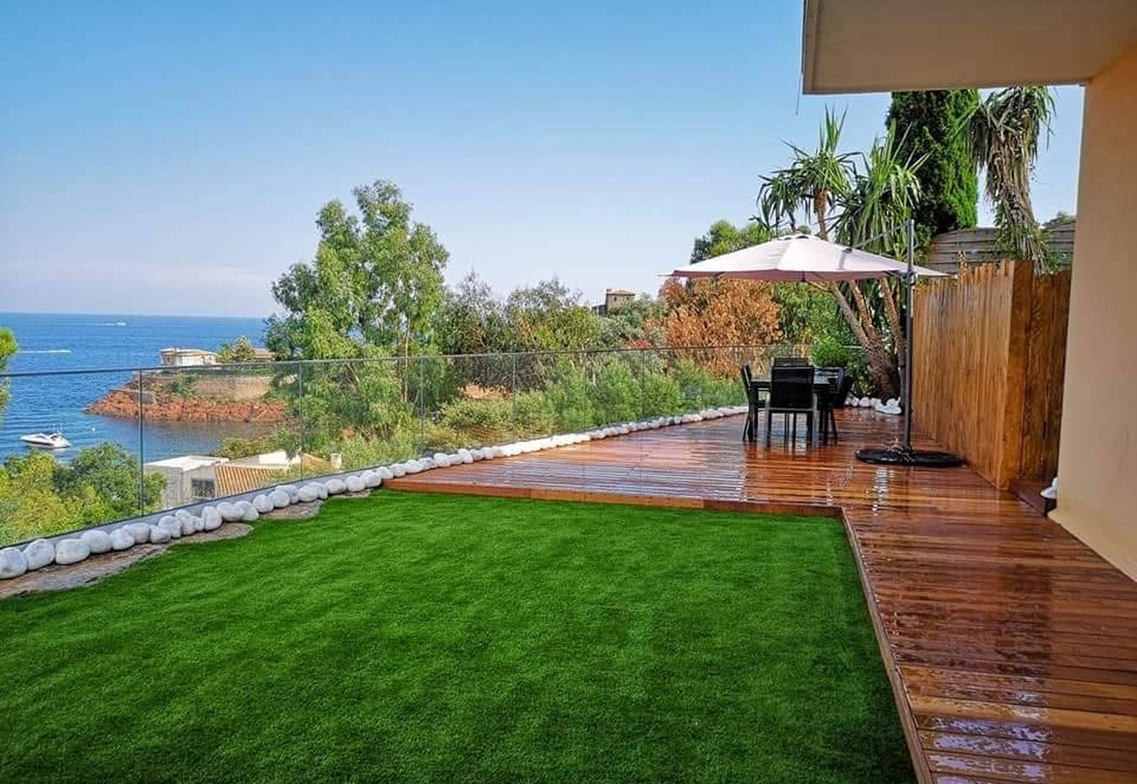 Pelouse et terrasse avec vue sur la mer