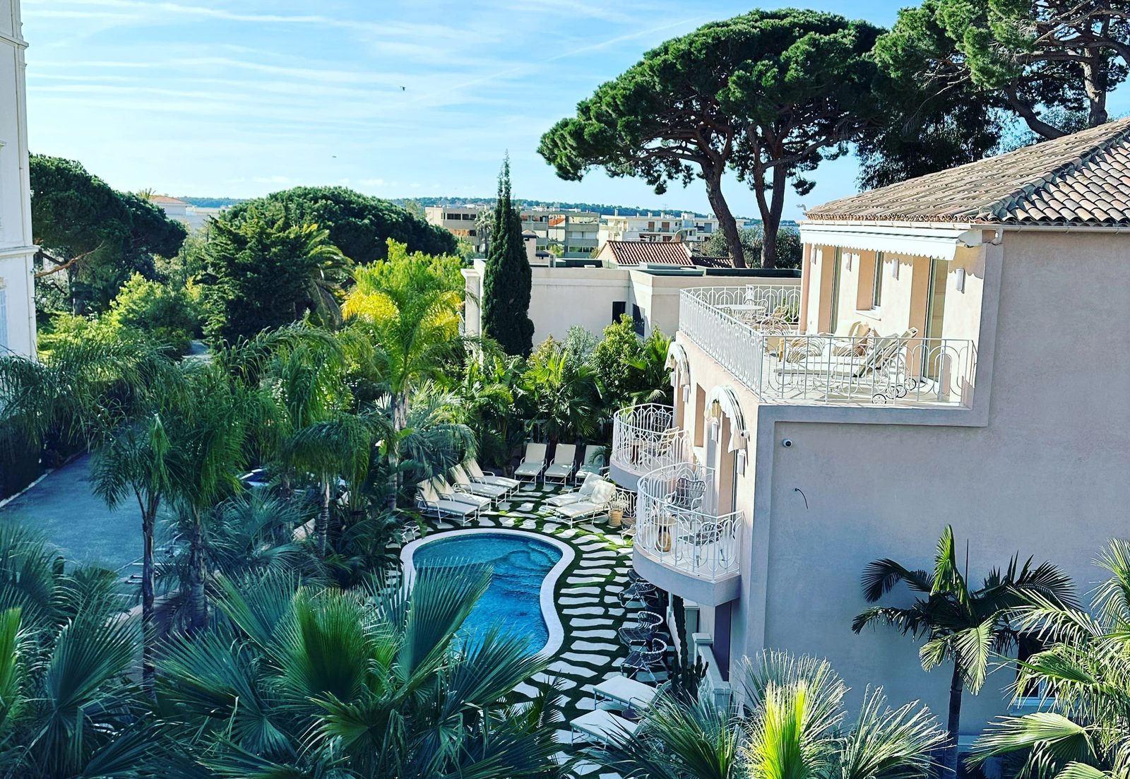 Piscine en contrebas d’une villa méditerranéenne