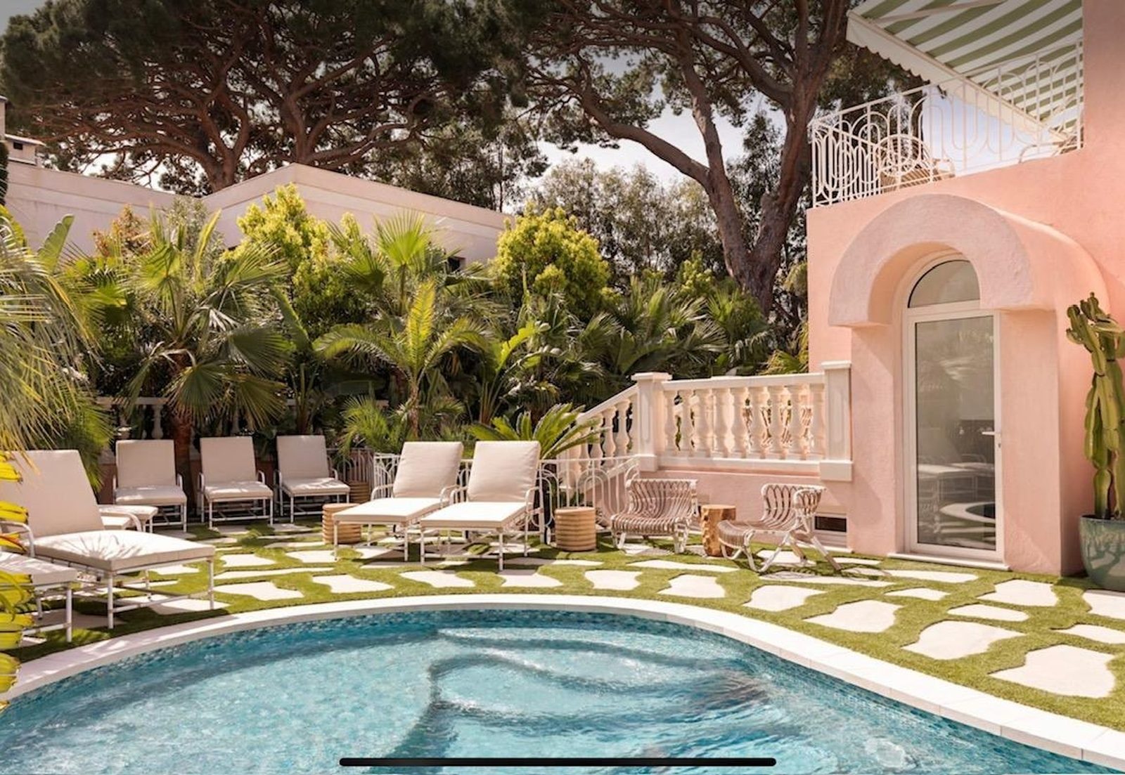 Piscine et pas japonais devant une villa