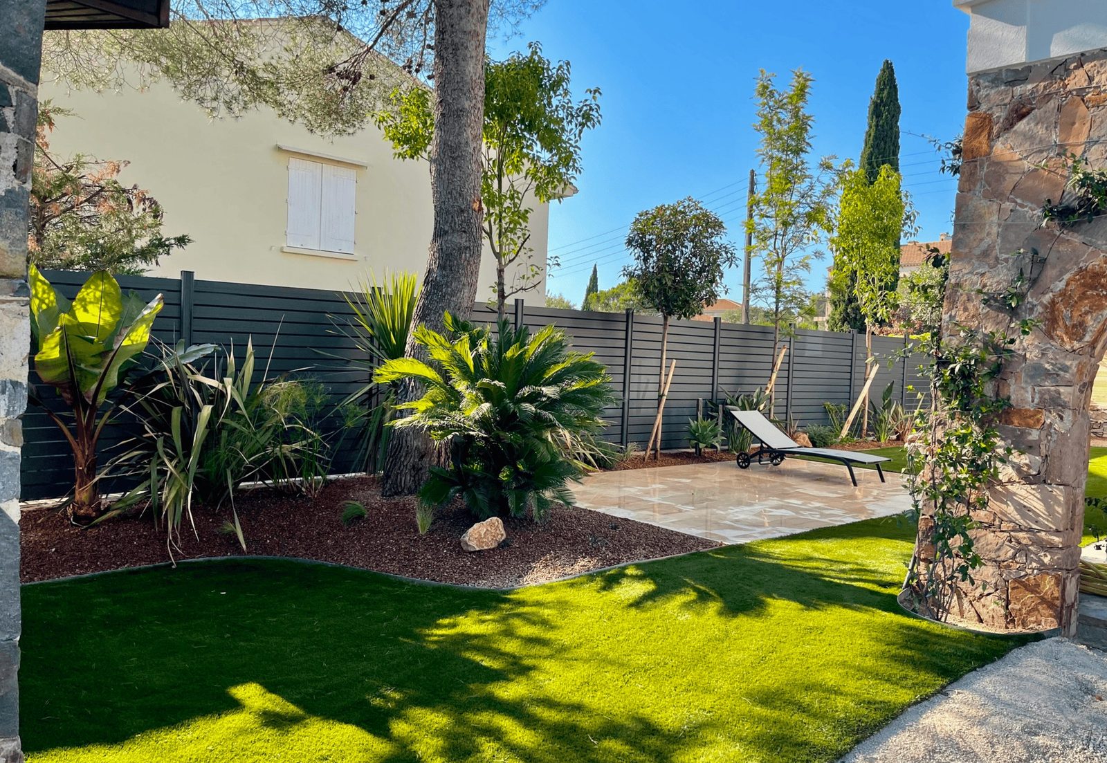 Massifs plantés et terrasse ensoleillée
